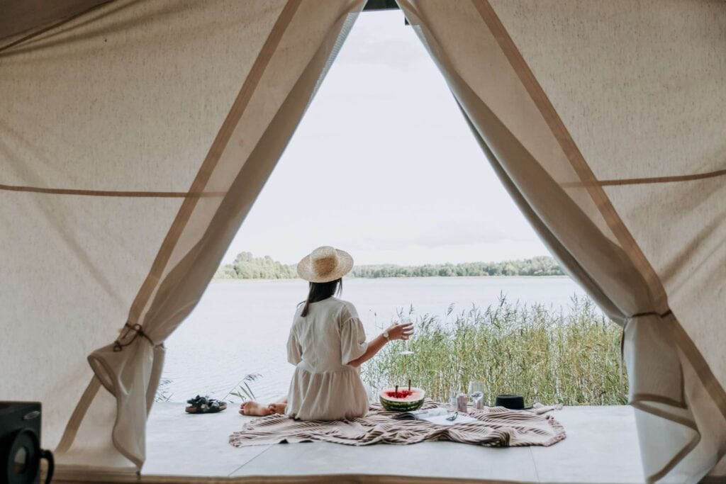 How does a glamping business make money?